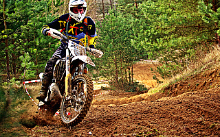 Motocrossowcy z całej Polski ścigają się na torze w Olsztynie Motocrossowcy z całej Polski ścigają się na torze w Olsztynie